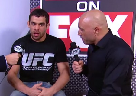 R. Barão (esq.) concede entrevista para Joe Rogan (dir.) durante o UFC 177. Foto: Reprodução/YouTube