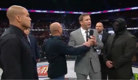 Bonnar provokes under the watchful eye of T. Ortiz. Photo: Reproduction/YouTube