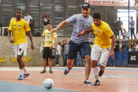 Cigano disputa a bola durante o jogo beneficente. Foto: Divulgação/Inovafoto-UFC