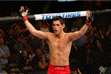 D. Cruz comemora o nocaute avassalador sobre Mizugaki. Foto: Josh Hedges/UFC