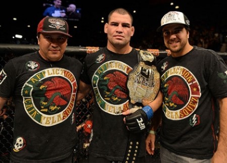 Leandro Vieira (dir.) é treinador de jiu-jitsu da academia de C. Velasquez (centro). Foto: Josh Hedges/UFC