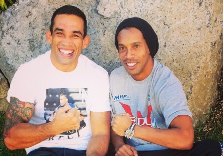 Werdum (esq.) posa ao lado de Ronaldinho Gaúcho (dir.) no México. Foto: Reprodução/Instagram