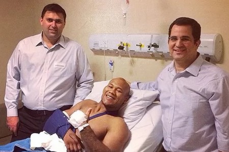 R. Jacaré posa ao lado dos médicos após cirurgia no cotovelo. Foto: Reprodução/Instagram