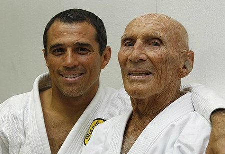 Royler ao lado de seu pai, Hélio, falecido em 2009. Foto: Reprodução/Royler Gracie.com