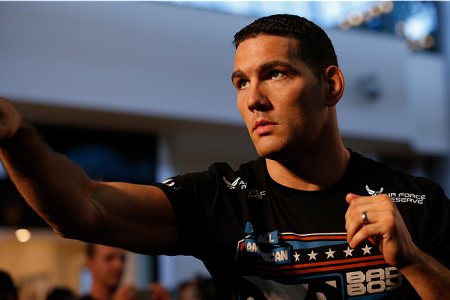 Mesmo sem lutar, Weidman ultrapassa Velasquez no ranking do UFC