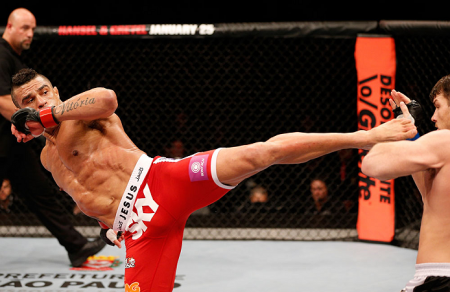 O chute de esquerda de Belfort (esq.) fez estragos em Bisping (dir.) e Rockhold. Foto: Josh Hedges/UFC