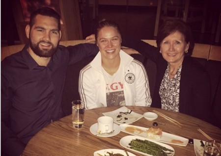 Weidman, Ronda e a mãe do campeão durante jantar. Foto: Reprodução/Instagram