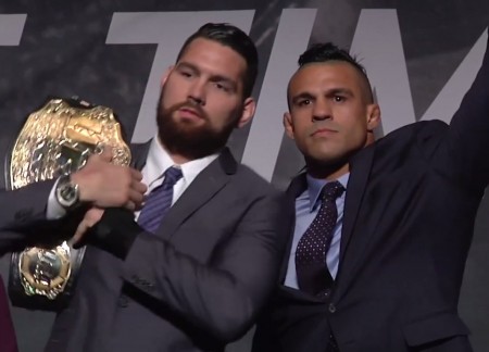 C. Weidman (left) spared no criticism of V. Belfort (right). Photo: Reproduction/YouTube