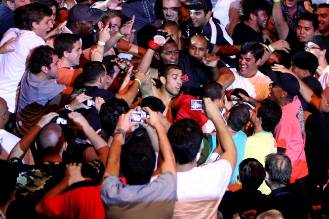 Campeão dos penas, Aldo cai nos braços do povo no UFC Rio 2. Foto: Divulgação/UFC