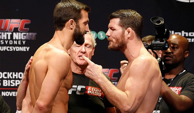 Rockhold (esq.) e Bisping (dir.) se estranharam na pesagem do UFC Sydney. Foto: Divulgação/UFC