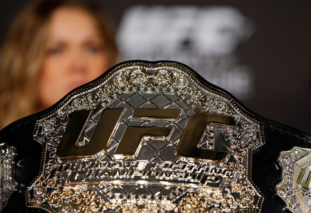 Cobiçado cinturão do UFC tem ficado na prateleira em 2014. Foto: Josh Hedges/UFC