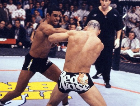 Sequência de Vitor sobre Wand foi a cena mais marcante do UFC Brasil em 1998. Foto: Divulgação