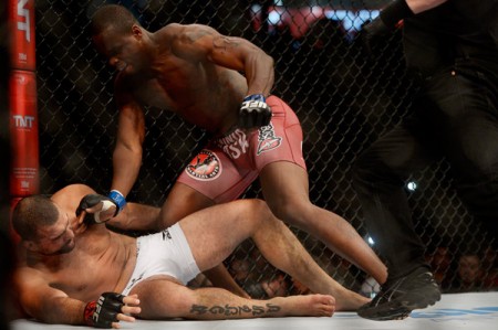 St. Preux surpreende e nocauteia o brasileiro Mauricio Shogun no UFC Uberlândia. Foto Inovafoto