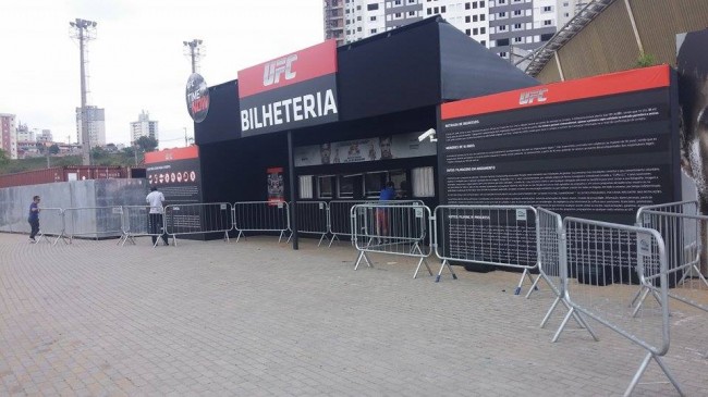 Bilheteria da Arena Barueri praticamente vazia na tarde desta sexta-feira (19). Foto: Lucas Carrano/SUPER LUTAS
