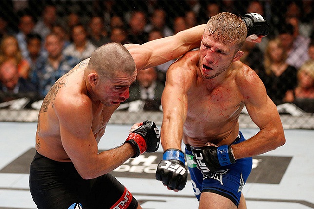 Barão (esq.) foi dominado por Dillashaw (dir.) no UFC 173. Foto: Josh Hedges/UFC