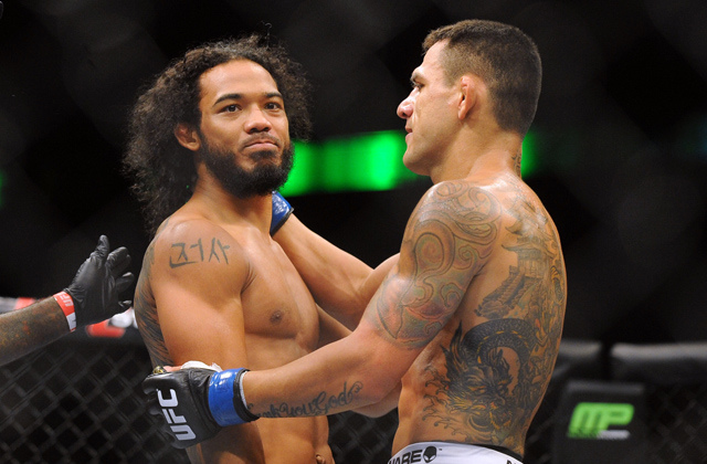 Dos Anjos e Henderson se cumprimentam após nocaute do brasileiro. Foto: Divulgação/UFC