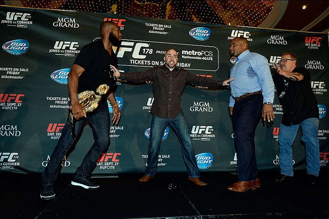 Dave Sholler tenta evitar briga entre Jones e Cormier. Foto: Josh Hedges/UFC