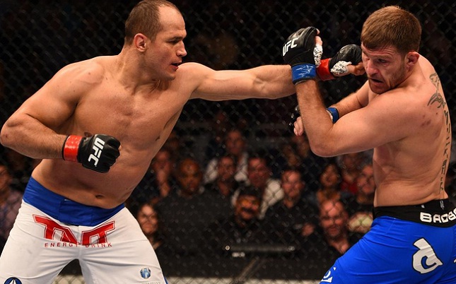 Cigano (esq.) golpeia Miocic (dir.) na luta principal do UFC on FOX 13. Foto: Josh Hedges/Getty Images