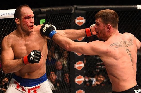 Luta entre Cigano (esq.) e Miocic (dir.) foi a melhor do UFC on FOX 13. Foto: Josh Hedges/Getty Images
