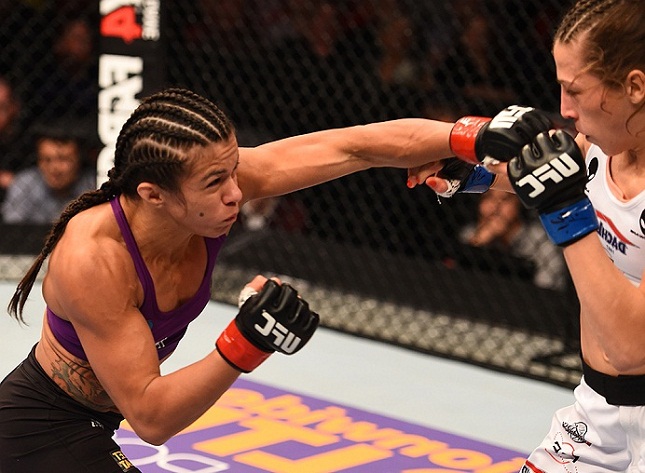 Claudinha (esq.) foi derrotada por J. Jedrzejczyk (dir.) em Phoenix. Foto: Josh Hedges/UFC