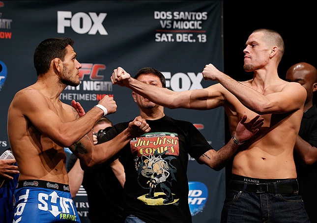Rafael (esq.) e N. Diaz (dir.) se estranharam na encarada pós-pesagem. Foto: Josh Hedges/UFC