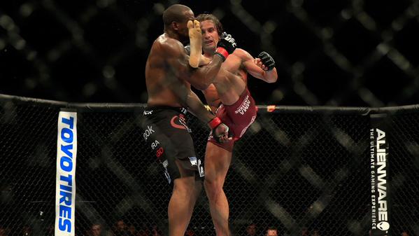 Samman aplicou canelada certeira em Gordon. Foto: Divulgação/UFC
