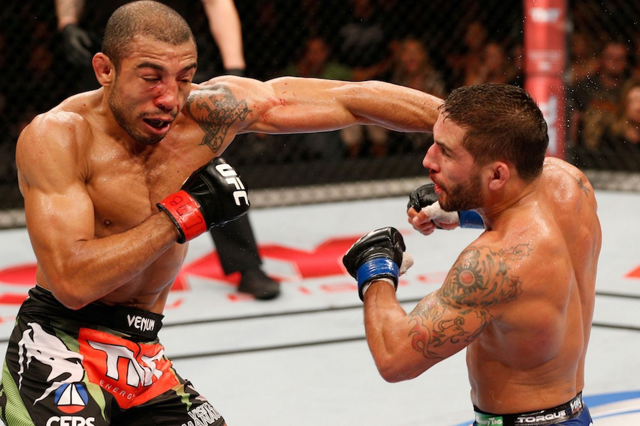 Aldo (esq.) e Mendes (dir.) travaram guerra no UFC Rio 5. Foto: Divulgação/UFC