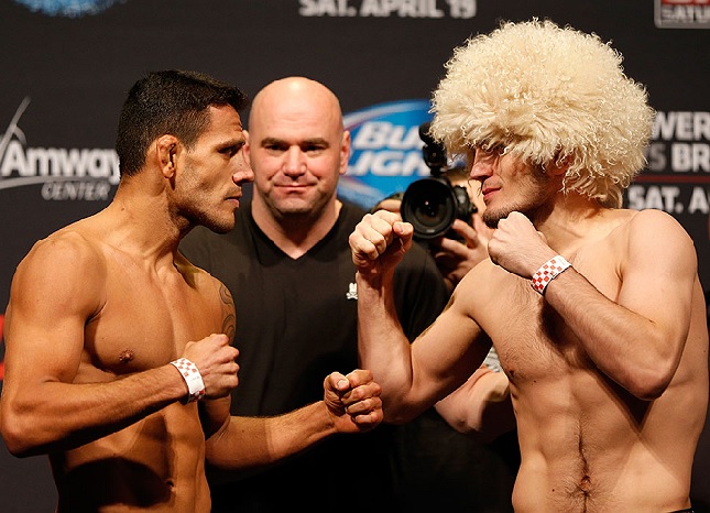 Rafael (esq.) e Khabib (dir.) lutaram no último mês de abril. Foto: Josh Hedges/UFC