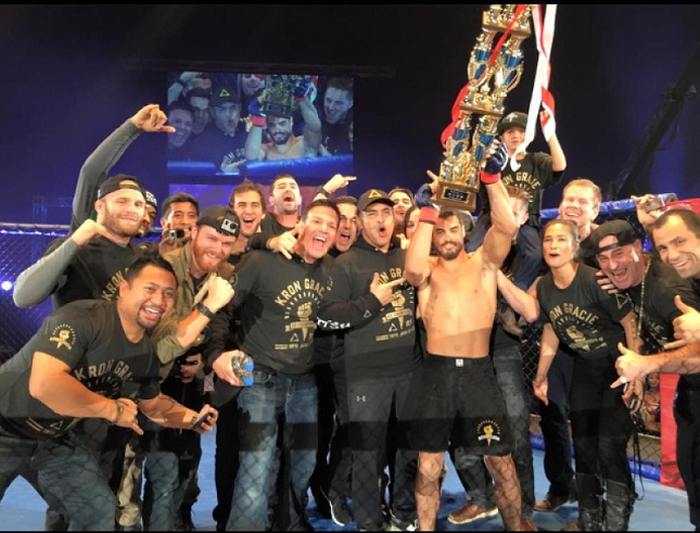 Kron festeja primeira vitória no MMA com sua equipe. Foto: Reprodução/Sqor