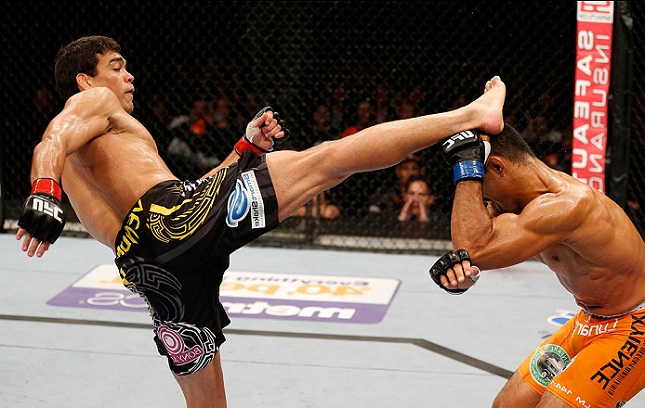 Lyoto (esq.) acerta chute abriu caminho para nocaute sobre Muñoz (dir.). Foto: Josh Hedges/UFC