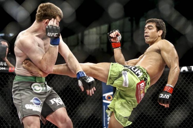 Machida acerta chute que abriu o caminho para a vitória no UFC Barueri. Foto: Inovafoto