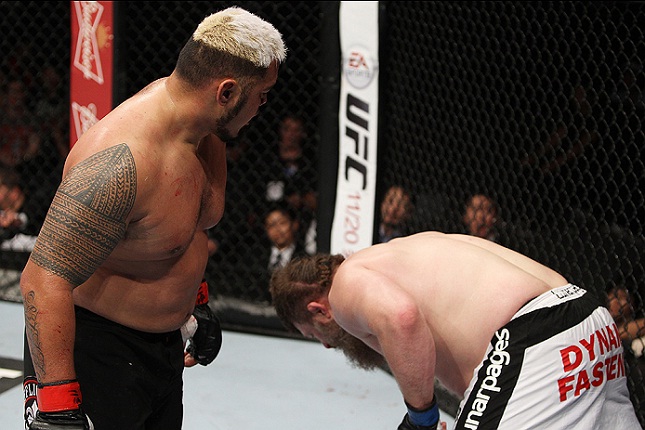 M. Hunt assiste R. Nelson cair após nocauteá-lo no Japão. Foto: Josh Hedges/UFC