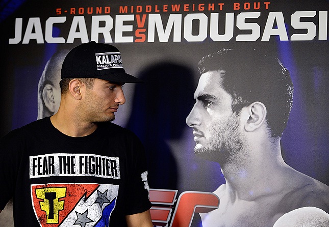Em setembro, Mousasi exibia o patrocínio que hoje lhe traz dor de cabeça. Foto: Josh Hedges/UFC