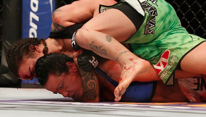 Evans-Smith apagou com estrangulamento de Pennington. Foto: Divulgação/UFC