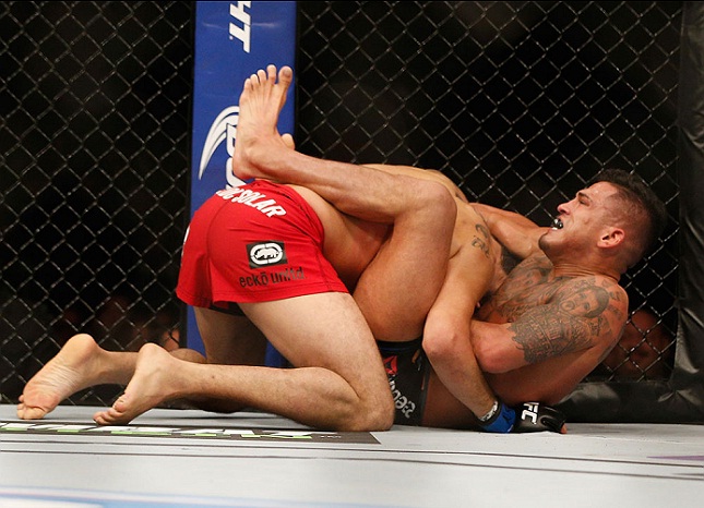 Pettis finaliza Melendez com uma guilhotina para defender o cinturão. Foto: Josh Hedges/UFC
