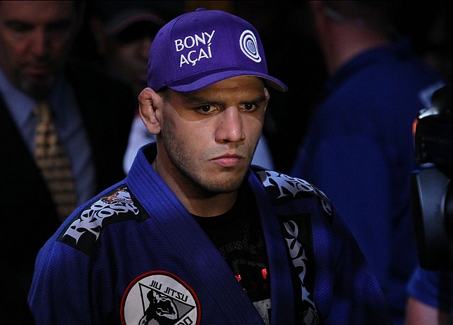 R. dos Anjos (foto) vem de sete vitórias em suas últimas oito lutas. Foto: Josh Hedges/UFC