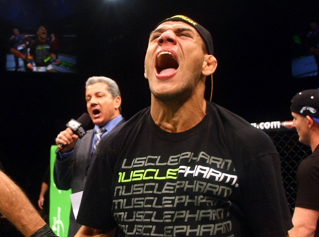 R. dos Anjos (foto) é o novo campeão do UFC. Foto: Josh Hedges/UFC
