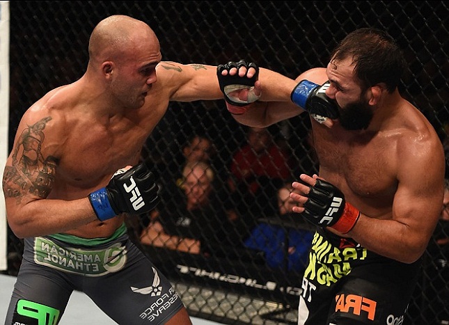 Lawler (esq.) e Hendricks (dir.) se enfrentaram em março e dezembro de 2014. Foto: Josh Hedge/UFC