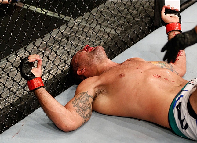 M. Shogun fica caído no octógono em Uberlândia (MG) após sua segunda derrota em 2014. Foto: Josh Hedges/UFC