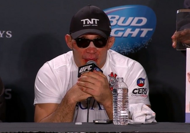 The cap + glasses combination helped Cigano hide swelling on his face. Photo: Reproduction
