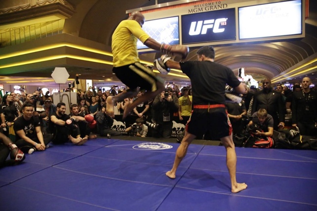 Anderson aplica joelhada voadora durante treinos do UFC 183. Foto: Reprodução