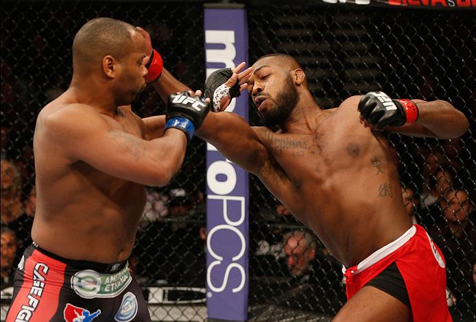 Jones (dir.) recebeu o maior salário do UFC 182. Foto: Divulgação/UFC