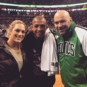 Aldo (centro) ao lado da esposa Viviane (esq.) e do presidente do UFC, Dana White. Foto: Reprodução/Facebook
