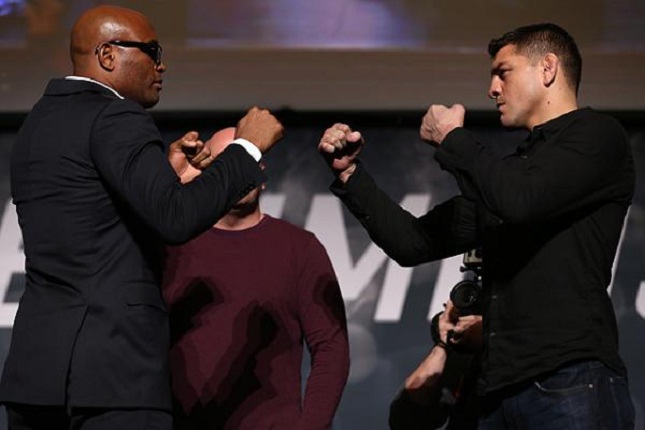 A. Silva (esq.) e N. Diaz (dir.) fazem a luta principal do UFC 183. Foto: Josh Hedges/UFC
