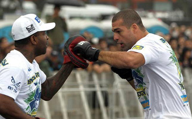 Cordeiro (esq.) treina Shogun (dir.) em luta no UFC Rio 1. Foto: Divulgação/UFC