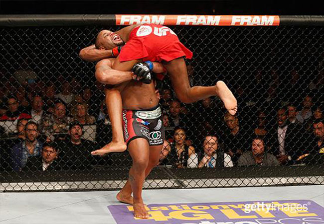 Cormier levanta Jones para conseguir a queda. Foto: Josh Hedges/UFC
