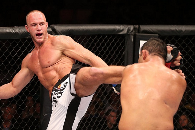 D. Herman (esq.) durante o combate contra Minotauro (dir.) em 2013. Foto: Josh Hedges/UFC
