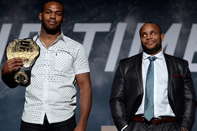 Jones (esq.) e Cormier (dir.) lutaram no UFC 182. Foto: Josh Hedges/UFC