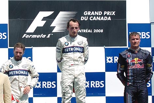 Kubica no lugar mais alto do pódio apenas um ano depois do trágico acidente. Foto: Reprodução