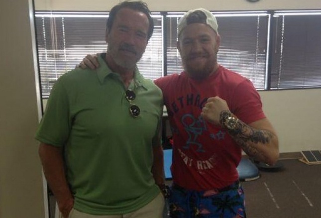 McGregor (dir.) ao lado de Schwarzenegger (esq.) em encontro em 2013. Foto: Reprodução